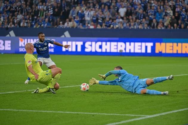 01.08.2025, Fussball, 2. Bundesliga, Saison 2025 2026, 1. Spieltag, FC Schalke 04 - Hertha BSC, Toni Leistner (Hertha BSC), Moussa Sylla (FC Schalke 04), xRHR-FOTO YYx