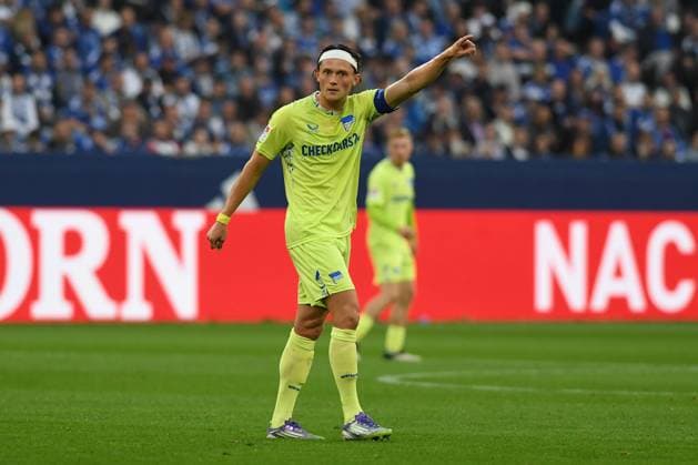 Fabian Reese (Hertha BSC Berlin) gestikuliert, gestik waehrend des Spiels der 2. Bundesliga zwischen FC Schalke 04 und Hertha BSC, Veltins-Arena am 01. August 2025 in Gelsenkirchen, Deutschland. (Foto von Ralf Treese DeFodi Images) +++ Fabian Reese (Hertha BSC Berlin) gestures during the 2. Bundesliga match between FC Schalke 04 and Hertha BSC at Veltins-Arena on August 1, 2025 in Gelsenkirchen, Germany. (Photo by Ralf Treese DeFodi Images) DFB DFL REGULATIONS PROHIBIT ANY USE OF PHOTOGRAPHS AS IMAGE SEQUENCES AND OR QUASI-VIDEO. (Photo by Ralf Treese DeFodi Images)