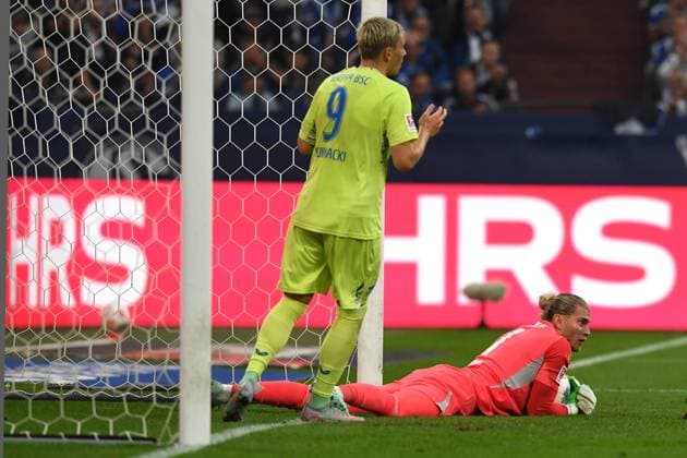 Dawid Kownacki (Hertha BSC Berlin) und Torwart Loris Karius (FC Schalke 04) im Zweikampf waehrend des Spiels der 2. Bundesliga zwischen FC Schalke 04 und Hertha BSC, Veltins-Arena am 01. August 2025 in Gelsenkirchen, Deutschland. (Foto von Ralf Treese DeFodi Images) +++ Dawid Kownacki (Hertha BSC Berlin) und Torwart Loris Karius (FC Schalke 04) battle for the ball during the 2. Bundesliga match between FC Schalke 04 and Hertha BSC at Veltins-Arena on August 1, 2025 in Gelsenkirchen, Germany. (Photo by Ralf Treese DeFodi Images) DFB DFL REGULATIONS PROHIBIT ANY USE OF PHOTOGRAPHS AS IMAGE SEQUENCES AND OR QUASI-VIDEO. (Photo by Ralf Treese DeFodi Images)
