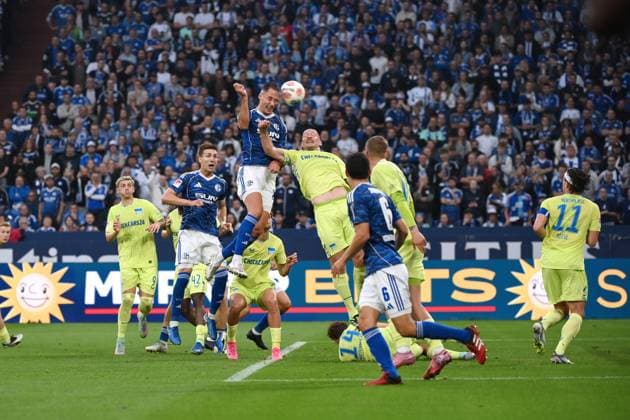 Nikola Katic (FC Schalke 04), li., erzielt mit diesem Kopfball das Tor zum 2:0 01.08.2025, Fussball 2. Bundesliga, Saison 2025 2026, 1. Spieltag, FC Schalke 04 - Hertha BSC Berlin DFL regulations prohibit any use of photographs as image sequences and or quasi-video Gelsenkirchen Veltins Arena Nordrhein Westfalen Deutschland