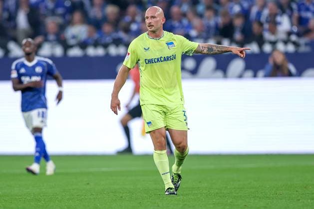 01.08.2025, Fußball, FC Schalke 04 - Hertha BSC, 1.Spieltag, 2. Fußball Bundesliga, Veltins-Arena Gelsenkirchen, Saison 2025 2026: Toni Leistner (Hertha BSC 37) gestikulierend DFB regulations prohibit any use of photographs as image sequences and or quasi-video. Nordrhein-Westfalen Deutschland *** 01 08 2025, Soccer, FC Schalke 04 Hertha BSC, 1 Matchday, 2 Soccer Bundesliga, Veltins Arena Gelsenkirchen, Season 2025 2026 Toni Leistner Hertha BSC 37 gesticulating DFB regulations prohibit any use of photographs as image sequences and or quasi video North Rhine-Westphalia Germany