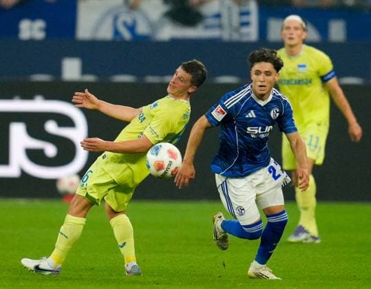Diego Demme (Hertha BSC, 6) und Soufiane El-Faouzi (FC Schalke 04, 23) GER, FC Schalke 04 vs Hertha BSC, Fussball, 2. Bundesliga, 1. Spieltag, Saison 2025 2026, 01.08.2025 DFL REGULATIONS PROHIBIT ANY USE OF PHOTOGRAPHS AS IMAGE SEQUENCES AND OR QUASI-VIDEO GER, FC Schalke 04 vs Hertha BSC, Fussball, 2. Bundesliga, 1. Spieltag, Saison 2025 2026, 01.08.2025 Gelsenkirchen