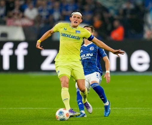 Fabian Reese (Hertha BSC, 11) und Felipe Sanchez (FC Schalke 04, 2) GER, FC Schalke 04 vs Hertha BSC, Fussball, 2. Bundesliga, 1. Spieltag, Saison 2025 2026, 01.08.2025 DFL REGULATIONS PROHIBIT ANY USE OF PHOTOGRAPHS AS IMAGE SEQUENCES AND OR QUASI-VIDEO GER, FC Schalke 04 vs Hertha BSC, Fussball, 2. Bundesliga, 1. Spieltag, Saison 2025 2026, 01.08.2025 Gelsenkirchen