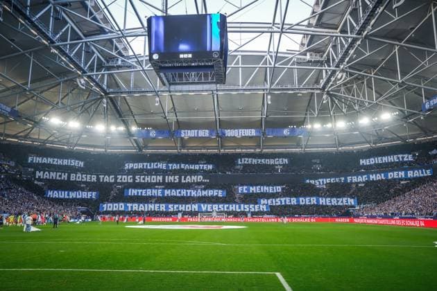Deutschland: Fussball 2. Bundesliga 2025 26, 11. Spieltag - FC Schalke 04 vs Hertha BSC - VELTINS Arena Gelsenkirchen: Schalke-Fans präsentieren eine große Protest-Choreografie mit Spruchbändern zu Finanzkrisen, sportlichen Talfahrten, Lizenzsorgen, Medienhetze und internen Machtkämpfen, emotionale Stimmung im Stadion, voller Support der Anhänger, Stimmung Meister der Herzen.