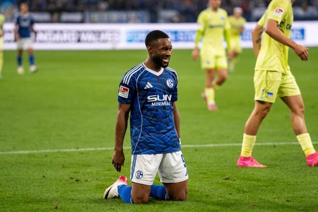 GER, 2.FBL FC Schalke 04 vs Hertha BSC Berlin 01.08.2025, Veltins Arena, Gelsenkirchen, GER, 2.FBL FC Schalke 04 vs Hertha BSC Berlin im Bild: Moussa Sylla (FC Schalke 04, 9) sitzt auf den Knien, lacht, hat spass, gute Laune, Gestik, Mimik, Emotionen Fordert die Fans zur Unterstützung auf
