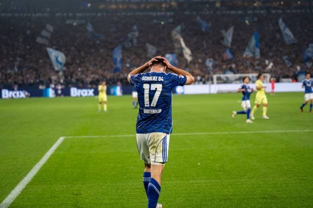 GER, 2.FBL FC Schalke 04 vs Hertha BSC Berlin 01.08.2025, Veltins Arena, Gelsenkirchen, GER, 2.FBL FC Schalke 04 vs Hertha BSC Berlin im Bild: Adrian Gantenbein (FC Schalke 04, 17) Hände über den Kopf, Gestik, Mimik, Emotionen, ist sauer, enttäuscht