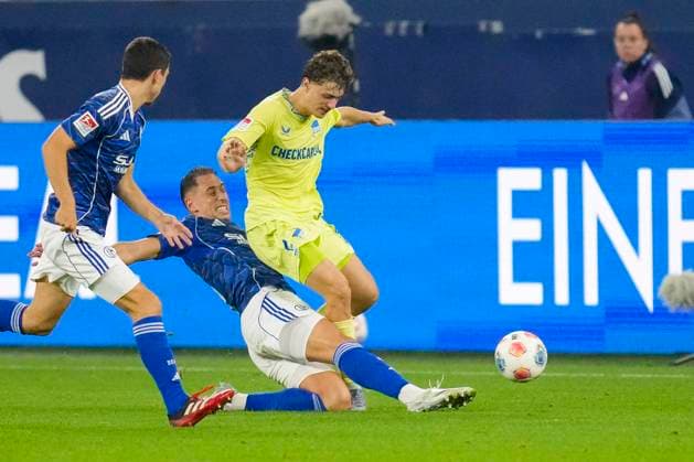 Nikola KatiÄ‡ (FC Schalke 04) und Maurice Krattenmacher (Hertha BSC) im Kampf um den Ball waehrend des spiels der 2. Bundesliga zwischen FC Schalke 04 und Hertha BSC, Veltins-Arena am 01. August 2025 in Gelsenkirchen, Deutschland. (Foto von Alex Gottschalk DeFodi Images) +++ Nikola KatiÄ‡ (FC Schalke 04) und Maurice Krattenmacher (Hertha BSC) battle for the ball during the 2. Bundesliga match between FC Schalke 04 and Hertha BSC at Veltins-Arena on August 1, 2025 in Gelsenkirchen, Germany. (Photo by Alex Gottschalk DeFodi Images) DFB DFL REGULATIONS PROHIBIT ANY USE OF PHOTOGRAPHS AS IMAGE SEQUENCES AND OR QUASI-VIDEO. (Photo by Alex Gottschalk DeFodi Images) DFB DFL REGULATIONS PROHIBIT ANY USE OF PHOTOGRAPHS AS IMAGE SEQUENCES AND OR QUASI-VIDEO.