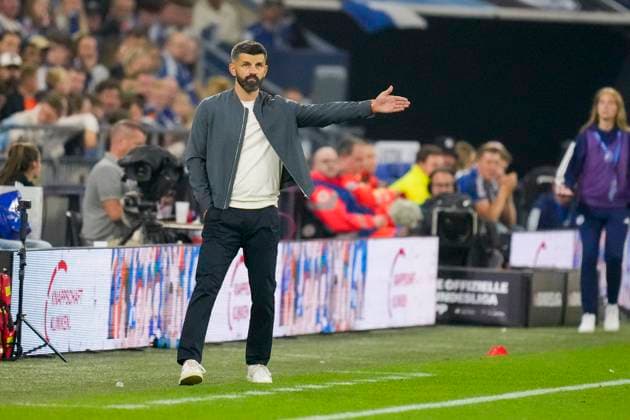 Trainer Miron Muslic (FC Schalke 04) gestikuliert waehrend des spiels der 2. Bundesliga zwischen FC Schalke 04 und Hertha BSC, Veltins-Arena am 01. August 2025 in Gelsenkirchen, Deutschland. (Foto von Alex Gottschalk DeFodi Images) +++ Trainer Miron Muslic (FC Schalke 04) gestures during the 2. Bundesliga match between FC Schalke 04 and Hertha BSC at Veltins-Arena on August 1, 2025 in Gelsenkirchen, Germany. (Photo by Alex Gottschalk DeFodi Images) DFB DFL REGULATIONS PROHIBIT ANY USE OF PHOTOGRAPHS AS IMAGE SEQUENCES AND OR QUASI-VIDEO. (Photo by Alex Gottschalk DeFodi Images) DFB DFL REGULATIONS PROHIBIT ANY USE OF PHOTOGRAPHS AS IMAGE SEQUENCES AND OR QUASI-VIDEO.