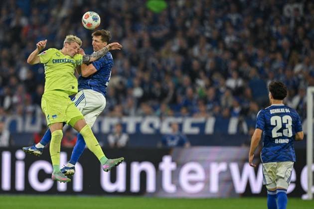 01.08.2025, Fussball, 2. Bundesliga, Saison 2025 2026, 1. Spieltag, FC Schalke 04 - Hertha BSC, Dawid Kownacki (Hertha BSC), Vitalie Becker (FC Schalke 04) xRHR-FOTO YYx