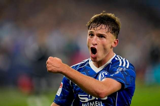 Vitalie Becker (FC Schalke 04) jubelt waehrend des spiels der 2. Bundesliga zwischen FC Schalke 04 und Hertha BSC, Veltins-Arena am 01. August 2025 in Gelsenkirchen, Deutschland. (Foto von Alex Gottschalk DeFodi Images) +++ Vitalie Becker (FC Schalke 04) celebrates during the 2. Bundesliga match between FC Schalke 04 and Hertha BSC at Veltins-Arena on August 1, 2025 in Gelsenkirchen, Germany. (Photo by Alex Gottschalk DeFodi Images) DFB DFL REGULATIONS PROHIBIT ANY USE OF PHOTOGRAPHS AS IMAGE SEQUENCES AND OR QUASI-VIDEO. (Photo by Alex Gottschalk DeFodi Images) DFB DFL REGULATIONS PROHIBIT ANY USE OF PHOTOGRAPHS AS IMAGE SEQUENCES AND OR QUASI-VIDEO.