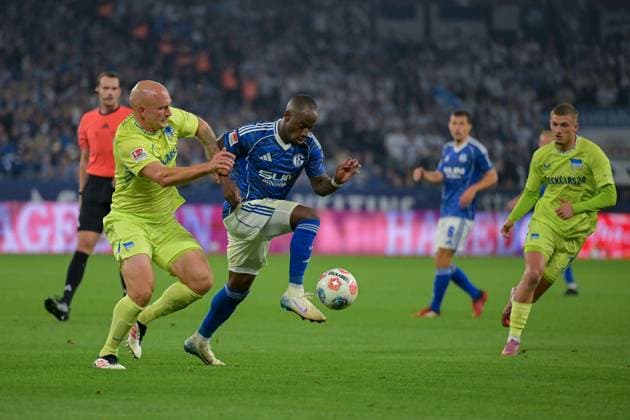 01.08.2025, Fussball, 2. Bundesliga, Saison 2025 2026, 1. Spieltag, FC Schalke 04 - Hertha BSC, Toni Leistner (Hertha BSC), Christopher Antwi-Adjei (FC Schalke 04) xRHR-FOTO YYx