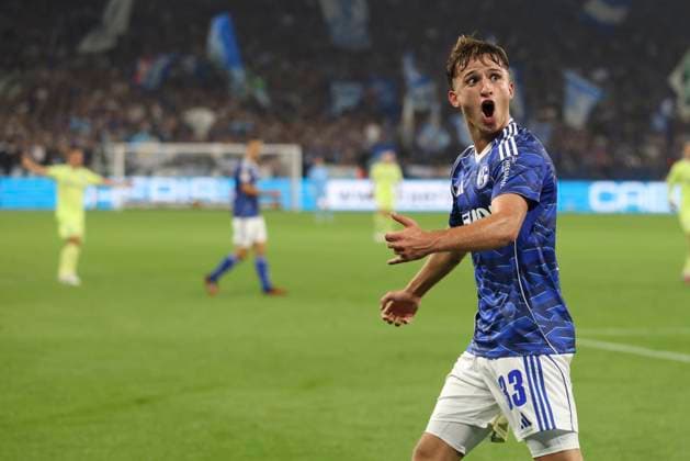 Vitalie Becker (FC Schalke 04) gestikuliert, Gestik waehrend des spiels der 2. Bundesliga zwischen FC Schalke 04 und Hertha BSC, Veltins-Arena am 01. August 2025 in Gelsenkirchen, Deutschland. (Foto von Oliver Kaelke DeFodi Images) +++ Vitalie Becker (FC Schalke 04) gestures during the 2. Bundesliga match between FC Schalke 04 and Hertha BSC at Veltins-Arena on August 1, 2025 in Gelsenkirchen, Germany. (Photo by Oliver Kaelke DeFodi Images) DFB DFL REGULATIONS PROHIBIT ANY USE OF PHOTOGRAPHS AS IMAGE SEQUENCES AND OR QUASI-VIDEO. (Photo by Oliver Kaelke DeFodi Images)