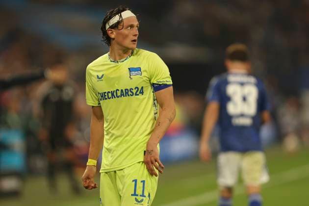 Fabian Reese (Hertha BSC Berlin) schaut waehrend des spiels der 2. Bundesliga zwischen FC Schalke 04 und Hertha BSC, Veltins-Arena am 01. August 2025 in Gelsenkirchen, Deutschland. (Foto von Oliver Kaelke DeFodi Images) +++ Fabian Reese (Hertha BSC Berlin) looks on during the 2. Bundesliga match between FC Schalke 04 and Hertha BSC at Veltins-Arena on August 1, 2025 in Gelsenkirchen, Germany. (Photo by Oliver Kaelke DeFodi Images) DFB DFL REGULATIONS PROHIBIT ANY USE OF PHOTOGRAPHS AS IMAGE SEQUENCES AND OR QUASI-VIDEO. (Photo by Oliver Kaelke DeFodi Images)