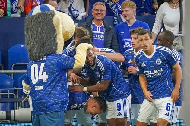 Deutschland: Fussball 2. Bundesliga 2025 26, 11. Spieltag - FC Schalke 04 vs Hertha BSC - VELTINS Arena Gelsenkirchen: Tor und Torjubel und Streicheinheiten von Maskottchen Erwin für Torschütze Moussa Sylla (Schalke 04, 9)