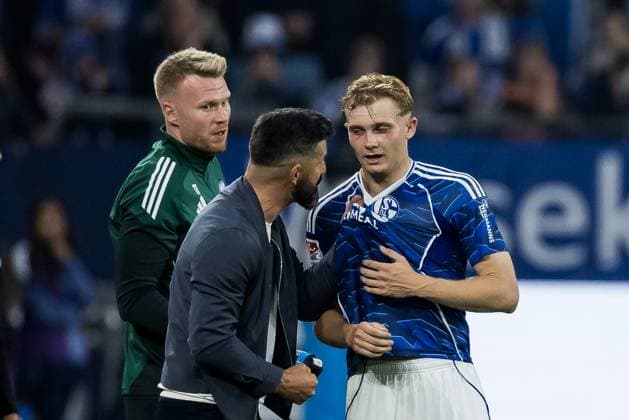 2. Fussball Bundesliga: FC Schalke 04 - Hertha BSC Berlin; 01.08.2025 Miron Muslic (Trainer Schalke 04) packt Peter Remmert (FC Schalke 04, 39) am Kragen und redet mit ihm 2. Fussball Bundesliga: FC Schalke 04 - Hertha BSC Berlin; Gelsenkirchen, VELTINS-Arena am 01.08.2025 DFL REGULATIONS PROHIBIT ANY USE OF PHOTOGRAPHS AS IMAGE SEQUENCES AND OR QUASI-VIDEO.