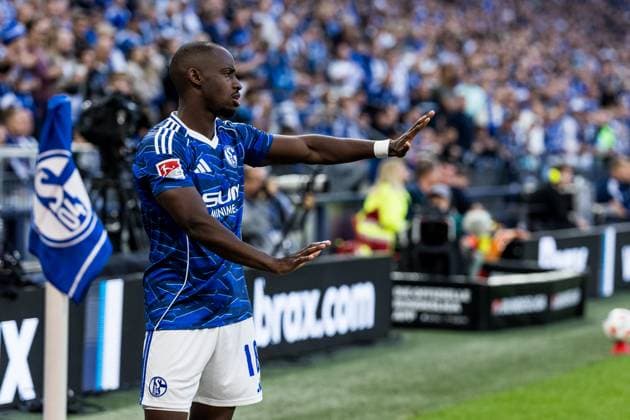 2. Fussball Bundesliga: FC Schalke 04 - Hertha BSC Berlin; 01.08.2025 Christopher Antwi-Adjei (FC Schalke 04, 18) gestikuliert 2. Fussball Bundesliga: FC Schalke 04 - Hertha BSC Berlin; Gelsenkirchen, VELTINS-Arena am 01.08.2025 DFL REGULATIONS PROHIBIT ANY USE OF PHOTOGRAPHS AS IMAGE SEQUENCES AND OR QUASI-VIDEO.