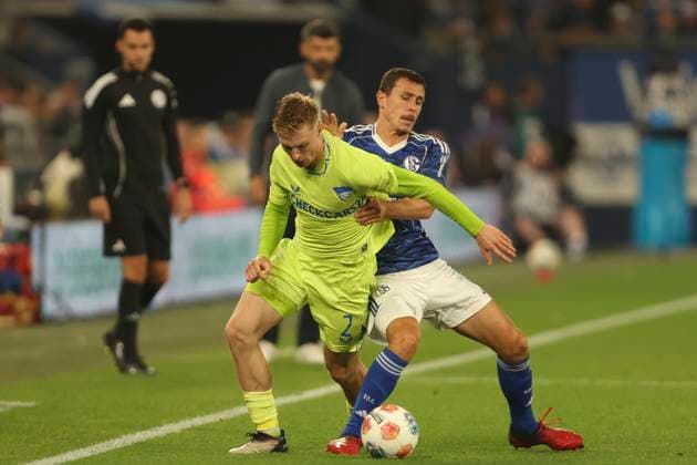 Julian Eitschberger (Hertha BSC Berlin) uznd Ron Schallenberg (FC Schalke 04) im Zweikampf waehrend des spiels der 2. Bundesliga zwischen FC Schalke 04 und Hertha BSC, Veltins-Arena am 01. August 2025 in Gelsenkirchen, Deutschland. (Foto von Oliver Kaelke DeFodi Images) +++ Julian Eitschberger (Hertha BSC Berlin) uznd Ron Schallenberg (FC Schalke 04) battle for the ball during the 2. Bundesliga match between FC Schalke 04 and Hertha BSC at Veltins-Arena on August 1, 2025 in Gelsenkirchen, Germany. (Photo by Oliver Kaelke DeFodi Images) DFB DFL REGULATIONS PROHIBIT ANY USE OF PHOTOGRAPHS AS IMAGE SEQUENCES AND OR QUASI-VIDEO. (Photo by Oliver Kaelke DeFodi Images)