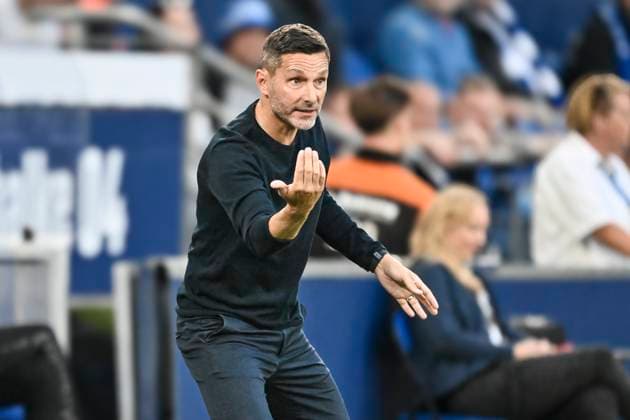 Stefan Leitl (Hertha Coach) Gestik Geste gestikuliert 01.08.2025 Fussball FC Schalke 04 vs Hertha BSC, Veltins-Arena, Gelsenkirchen, DFB DFL REGULATIONS PROHIBIT ANY USE OF PHOTOGRAPHS AS IMAGE SEQUENCES AND OR QUASI-VIDEO
