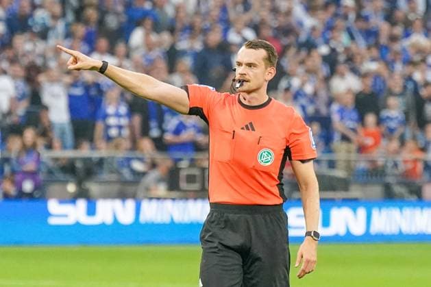 Deutschland: Fussball 2. Bundesliga 2025 26, 11. Spieltag - FC Schalke 04 vs Hertha BSC - VELTINS Arena Gelsenkirchen: Schiedsrichter Richard Hempel