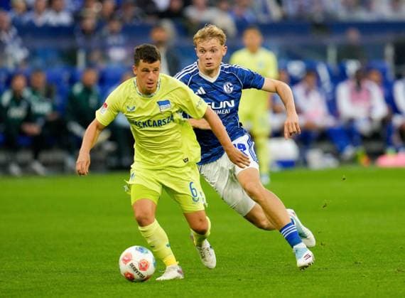 Diego Demme (Hertha BSC, 6) und Vitalie Becker (FC Schalke 04, 39) GER, FC Schalke 04 vs Hertha BSC, Fussball, 2. Bundesliga, 1. Spieltag, Saison 2025 2026, 01.08.2025 DFL REGULATIONS PROHIBIT ANY USE OF PHOTOGRAPHS AS IMAGE SEQUENCES AND OR QUASI-VIDEO GER, FC Schalke 04 vs Hertha BSC, Fussball, 2. Bundesliga, 1. Spieltag, Saison 2025 2026, 01.08.2025 Gelsenkirchen