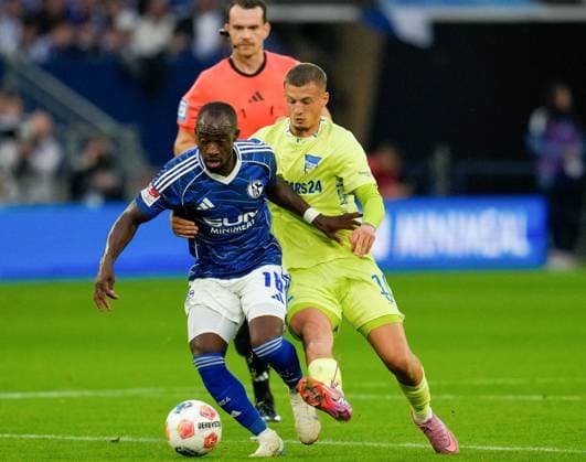 Christopher Antwi-Adjei (FC Schalke 04, 18) gegen Michael Bruno Dominique Cuisance (Hertha BSC, 10) GER, FC Schalke 04 vs Hertha BSC, Fussball, 2. Bundesliga, 1. Spieltag, Saison 2025 2026, 01.08.2025 DFL REGULATIONS PROHIBIT ANY USE OF PHOTOGRAPHS AS IMAGE SEQUENCES AND OR QUASI-VIDEO GER, FC Schalke 04 vs Hertha BSC, Fussball, 2. Bundesliga, 1. Spieltag, Saison 2025 2026, 01.08.2025 Gelsenkirchen
