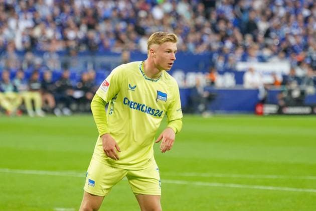 Deutschland: Fussball 2. Bundesliga 2025 26, 11. Spieltag - FC Schalke 04 vs Hertha BSC - VELTINS Arena Gelsenkirchen: Julian Eitschberger (Hertha BSC, 2)