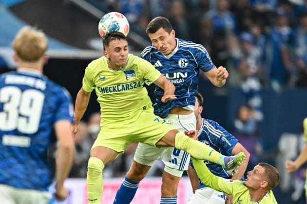 Kopfball Kopfballduell Michal Karbownik (Hertha 33) Ron Schallenberg (Schalke 6) 01.08.2025 Fussball FC Schalke 04 vs Hertha BSC, Veltins-Arena, Gelsenkirchen, DFB DFL REGULATIONS PROHIBIT ANY USE OF PHOTOGRAPHS AS IMAGE SEQUENCES AND OR QUASI-VIDEO