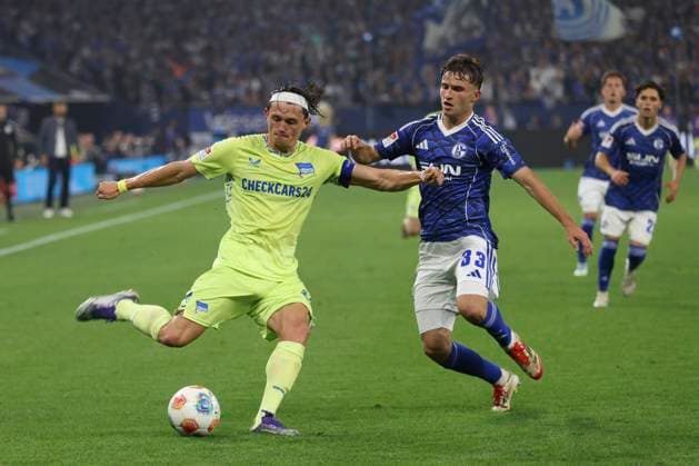 Fabian Reese (Hertha BSC Berlin) und Vitalie Becker (FC Schalke 04) im Zweikampf waehrend des spiels der 2. Bundesliga zwischen FC Schalke 04 und Hertha BSC, Veltins-Arena am 01. August 2025 in Gelsenkirchen, Deutschland. (Foto von Oliver Kaelke DeFodi Images) +++ Fabian Reese (Hertha BSC Berlin) und Vitalie Becker (FC Schalke 04) battle for the ball during the 2. Bundesliga match between FC Schalke 04 and Hertha BSC at Veltins-Arena on August 1, 2025 in Gelsenkirchen, Germany. (Photo by Oliver Kaelke DeFodi Images) DFB DFL REGULATIONS PROHIBIT ANY USE OF PHOTOGRAPHS AS IMAGE SEQUENCES AND OR QUASI-VIDEO. (Photo by Oliver Kaelke DeFodi Images)