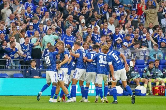 Deutschland: Fussball 2. Bundesliga 2025 26, 11. Spieltag - FC Schalke 04 vs Hertha BSC - VELTINS Arena Gelsenkirchen: Tor und Torjubel zum 2:0 durch Nikola KatiÄ‡ Nikola Katic (Schalke 04, 25) Freude, Emotionen, Jubel