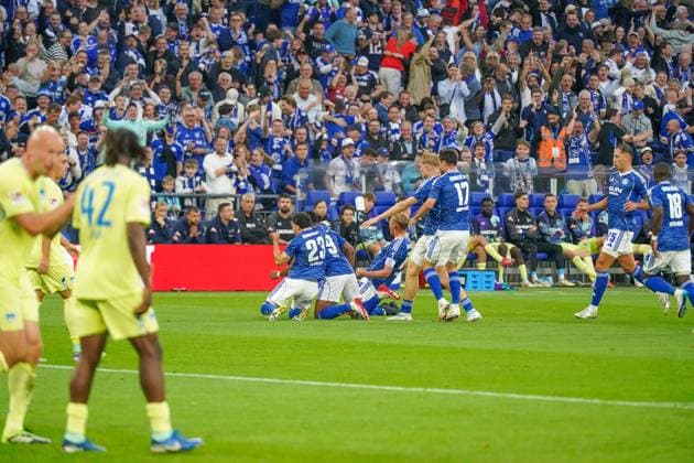 Deutschland: Fussball 2. Bundesliga 2025 26, 11. Spieltag - FC Schalke 04 vs Hertha BSC - VELTINS Arena Gelsenkirchen: Tor und Torjubel zum 2:0 durch Nikola KatiÄ‡ Nikola Katic (Schalke 04, 25) Freude, Emotionen, Jubel