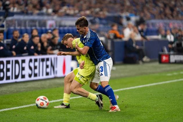GER, 2.FBL FC Schalke 04 vs Hertha BSC Berlin 01.08.2025, Veltins Arena, Gelsenkirchen, GER, 2.FBL FC Schalke 04 vs Hertha BSC Berlin im Bild: Zweikampf zwischen Julian Eitschberger (Hertha BSC Berlin, 2) und Vitalie Becker (FC Schalke 04, 33)