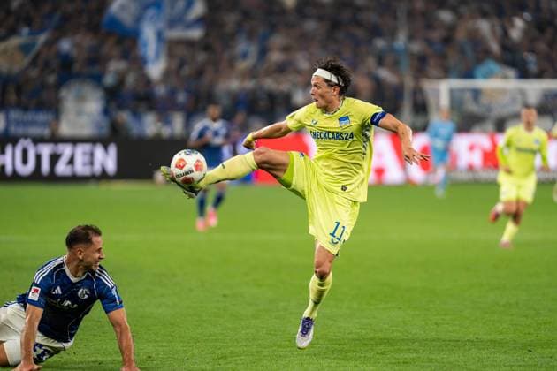 GER, 2.FBL FC Schalke 04 vs Hertha BSC Berlin 01.08.2025, Veltins Arena, Gelsenkirchen, GER, 2.FBL FC Schalke 04 vs Hertha BSC Berlin im Bild: Fabian Reese (Hertha BSC Berlin, 11) Einzelaktion; Ganzkörper Ganzkoerper ; Ball am Fuss;
