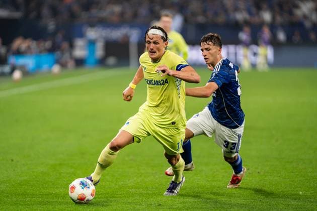 GER, 2.FBL FC Schalke 04 vs Hertha BSC Berlin 01.08.2025, Veltins Arena, Gelsenkirchen, GER, 2.FBL FC Schalke 04 vs Hertha BSC Berlin im Bild: Zweikampf zwischen Fabian Reese (Hertha BSC Berlin, 11) und Felipe Sanchez Sanchez (FC Schalke 04, 2)