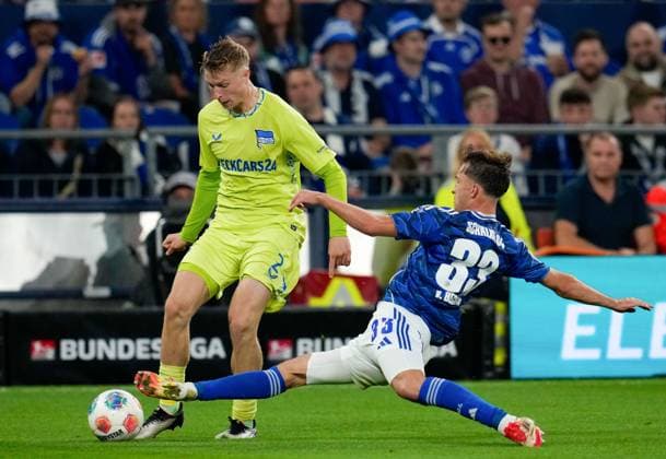 Julian Eitschberger (Hertha BSC, 2) gegen Peter Remmert (FC Schalke 04, 39) GER, FC Schalke 04 vs Hertha BSC, Fussball, 2. Bundesliga, 1. Spieltag, Saison 2025 2026, 01.08.2025 DFL REGULATIONS PROHIBIT ANY USE OF PHOTOGRAPHS AS IMAGE SEQUENCES AND OR QUASI-VIDEO GER, FC Schalke 04 vs Hertha BSC, Fussball, 2. Bundesliga, 1. Spieltag, Saison 2025 2026, 01.08.2025 Gelsenkirchen