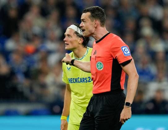 Fabian Reese (Hertha BSC, 11) und Schiedsrichter Richard Hempel reagieren nach einer Szene. GER, FC Schalke 04 vs Hertha BSC, Fussball, 2. Bundesliga, 1. Spieltag, Saison 2025 2026, 01.08.2025 DFL REGULATIONS PROHIBIT ANY USE OF PHOTOGRAPHS AS IMAGE SEQUENCES AND OR QUASI-VIDEO GER, FC Schalke 04 vs Hertha BSC, Fussball, 2. Bundesliga, 1. Spieltag, Saison 2025 2026, 01.08.2025 Gelsenkirchen