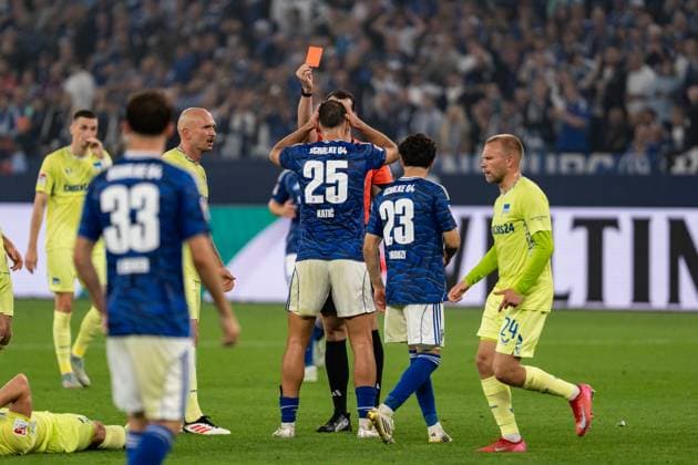 GER, 2.FBL FC Schalke 04 vs Hertha BSC Berlin 01.08.2025, Veltins Arena, Gelsenkirchen, GER, 2.FBL FC Schalke 04 vs Hertha BSC Berlin im Bild: Gelb Rote Karte für Nikola KatiÄ‡ Katic (FC Schalke 04, 25)