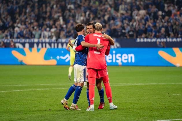 GER, 2.FBL FC Schalke 04 vs Hertha BSC Berlin 01.08.2025, Veltins Arena, Gelsenkirchen, GER, 2.FBL FC Schalke 04 vs Hertha BSC Berlin im Bild: Loris Karius (FC Schalke 04, 1) Ron Schallenberg (FC Schalke 04, 6) Vitalie Becker (FC Schalke 04, 33) Jubel zusammen, feiern den Sieg, freuen sich, Gestik, Mimik, Emotionen