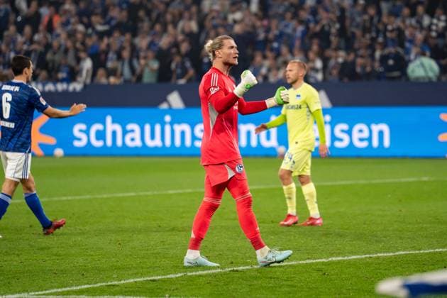 GER, 2.FBL FC Schalke 04 vs Hertha BSC Berlin 01.08.2025, Veltins Arena, Gelsenkirchen, GER, 2.FBL FC Schalke 04 vs Hertha BSC Berlin im Bild: Loris Karius (FC Schalke 04, 1) jubelt mit Faust, schreit, feiert den Sieg, Gestik, Mimik, Emotionen