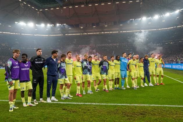 Deutschland: Fussball 2. Bundesliga 2025 26, 11. Spieltag - FC Schalke 04 vs Hertha BSC - VELTINS Arena Gelsenkirchen: Hertha Team nach Abpfiff und dem verlorenen Auswärtsspiel vor dem Gästeblock