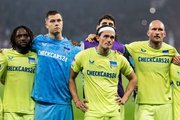 2. Fussball Bundesliga: FC Schalke 04 - Hertha BSC Berlin; 01.08.2025 Tjark Ernst (Hertha BSC Berlin, 1), Fabian Reese (Hertha BSC Berlin, 11) frustriert in der Kurve nach der Niederlage 2. Fussball Bundesliga: FC Schalke 04 - Hertha BSC Berlin; Gelsenkirchen, VELTINS-Arena am 01.08.2025 DFL REGULATIONS PROHIBIT ANY USE OF PHOTOGRAPHS AS IMAGE SEQUENCES AND OR QUASI-VIDEO.