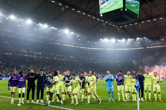 2. Fussball Bundesliga: FC Schalke 04 - Hertha BSC Berlin; 01.08.2025 Die Mannschaft von Hertha BSC Berlin frustriert vor der Kurve nach der Niederlage Deyovaisio Zeefuik (Hertha BSC Berlin, 42) muss nach einem Cola Flaschenwurf zurückgehalten werden 2. Fussball Bundesliga: FC Schalke 04 - Hertha BSC Berlin; Gelsenkirchen, VELTINS-Arena am 01.08.2025 DFL REGULATIONS PROHIBIT ANY USE OF PHOTOGRAPHS AS IMAGE SEQUENCES AND OR QUASI-VIDEO.