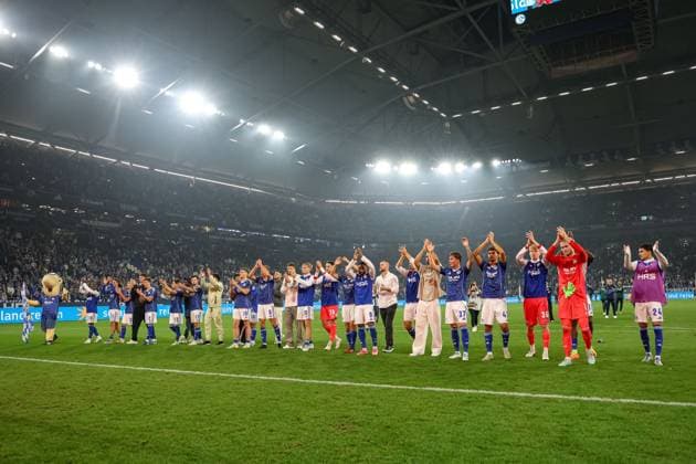 Gelsenkirchen, Deutschland, 01.08.25: Spieler von FC Schalke 04 feiern den Sieg waehrend des Spiels der 2. Bundesliga zwischen FC Schalke 04 - Hertha BSC Berlin in der Veltins-Arena am 01. August 2025 in Gelsenkirchen, Deutschland. Gelsenkirchen Veltins-Arena Germany