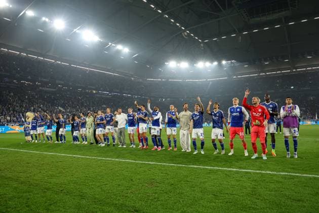 Gelsenkirchen, Deutschland, 01.08.25: Spieler von FC Schalke 04 feiern den Sieg waehrend des Spiels der 2. Bundesliga zwischen FC Schalke 04 - Hertha BSC Berlin in der Veltins-Arena am 01. August 2025 in Gelsenkirchen, Deutschland. Gelsenkirchen Veltins-Arena Germany