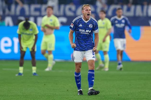 01.08.2025, Fußball, FC Schalke 04 - Hertha BSC, 1.Spieltag, 2. Fußball Bundesliga, Veltins-Arena Gelsenkirchen, Saison 2025 2026: Abschlussjubel nach dem 2:1 Sieg für Schalke. Timo Becker (Schalke04 05) steht jubelnd auf dem Spielfeld DFB regulations prohibit any use of photographs as image sequences and or quasi-video. Nordrhein-Westfalen Deutschland