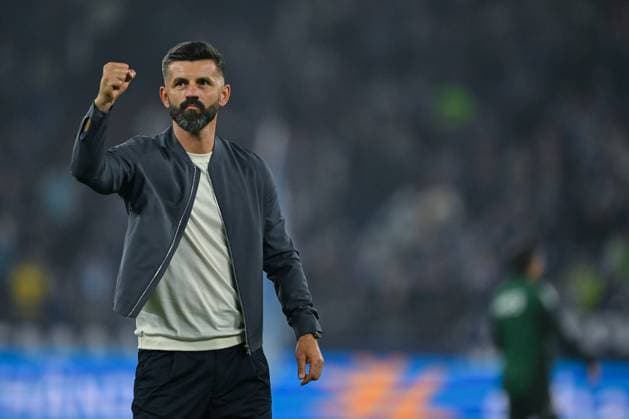 01.08.2025, Fussball, 2. Bundesliga, Saison 2025 2026, 1. Spieltag, FC Schalke 04 - Hertha BSC, Trainer Miron Muslic (FC Schalke 04) geht nach Spielschluss direkt zu den Fans, xRHR-FOTO YYx