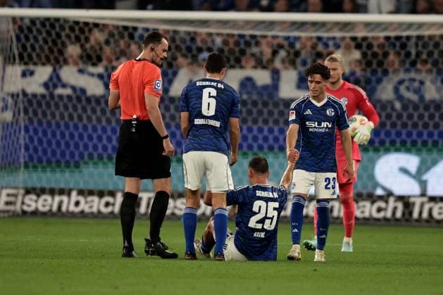 Nikola Katic (FC Schalke 04) lag nach einem Foul am Boden beim Spiel der 2. Bundesliga (Saison 2025 26) FC Schalke 04 - Hertha BSC Copyright: Thomas Pakusch