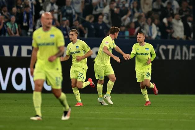 Die Spieler von Hertha BSC freuen sich über das Tor zum 2:1 durch Sebastian Grönning (Hertha BSC) beim Spiel der 2. Bundesliga (Saison 2025 26) FC Schalke 04 - Hertha BSC Copyright: Thomas Pakusch