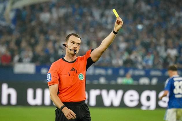 Deutschland: Fussball 2. Bundesliga 2025 26, 1. Spieltag - FC Schalke 04 vs Hertha BSC - VELTINS Arena Gelsenkirchen: Schiedsrichter Richard Hempel zeigt die Gelbe Karte