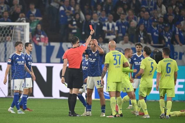 Schiedsrichter Richard HEMPEL zeigt Nikola KATIC (GE) die Gelb-Rote Karte, Platzverweis, Fussball 2. Bundesliga, 1. Spieltag, FC Schalke 04 (GE) - Hertha BSC Berlin (B) 2-1 am 01.08.2025 in Gelsenkirchen Deutschland. DFL regulations prohibit any use of photographs as image sequences and or quasi-video Â