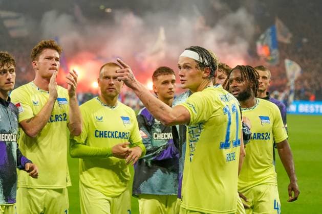 Deutschland: Fussball 2. Bundesliga 2025 26, 1. Spieltag - FC Schalke 04 vs Hertha BSC - VELTINS Arena Gelsenkirchen: Ärger zwischen Fabian Reese (Hertha BSC, 11) und Fans nach dem Spiel, ein Becher traf Deyovaisio Zeefuik (Hertha BSC, 42), der will wütend zu den Fans gehen, wird aber von Mitspielern zurückgehalten.